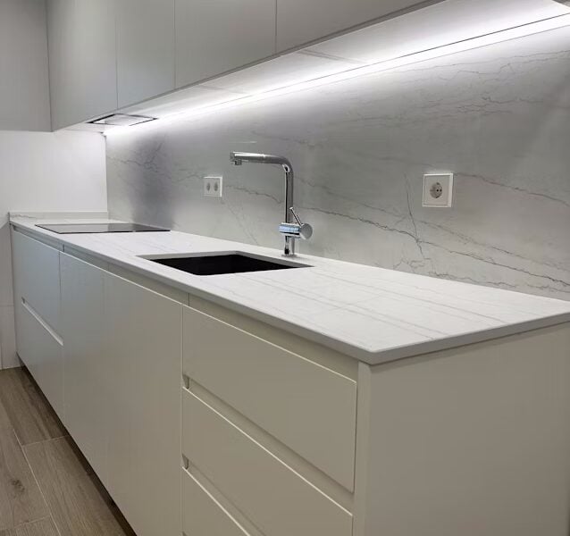 cocina-blanco-y-madera-dekton-neural-638x600